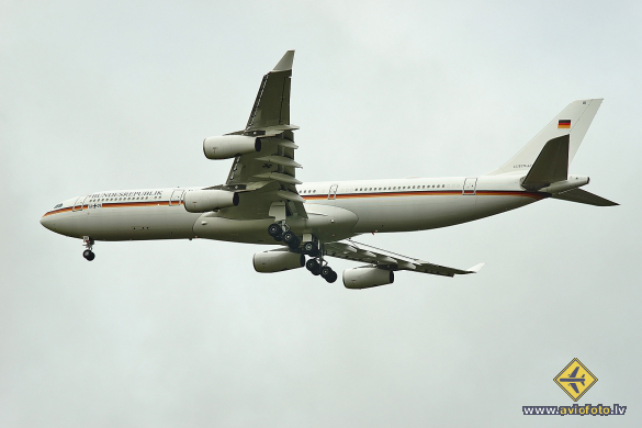Airbus A340-313X